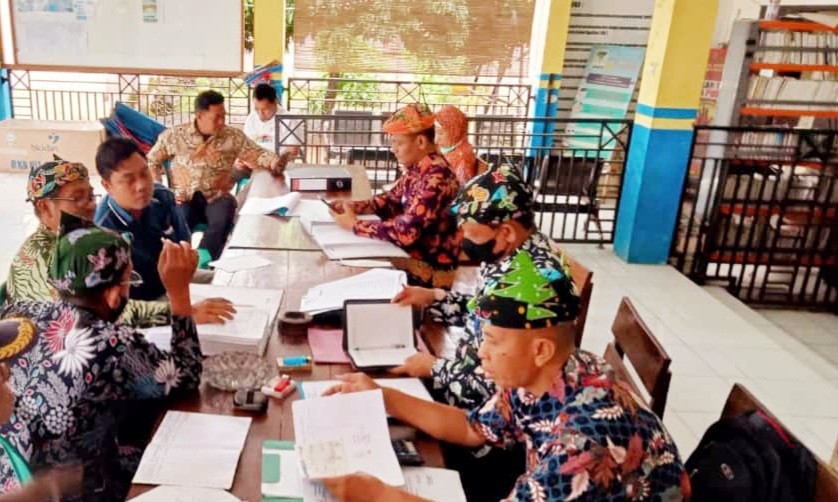 Camat Asembagus, Lakukan Monev Penyelesaian SPJ dan Perkembangan Pemungutan PBB