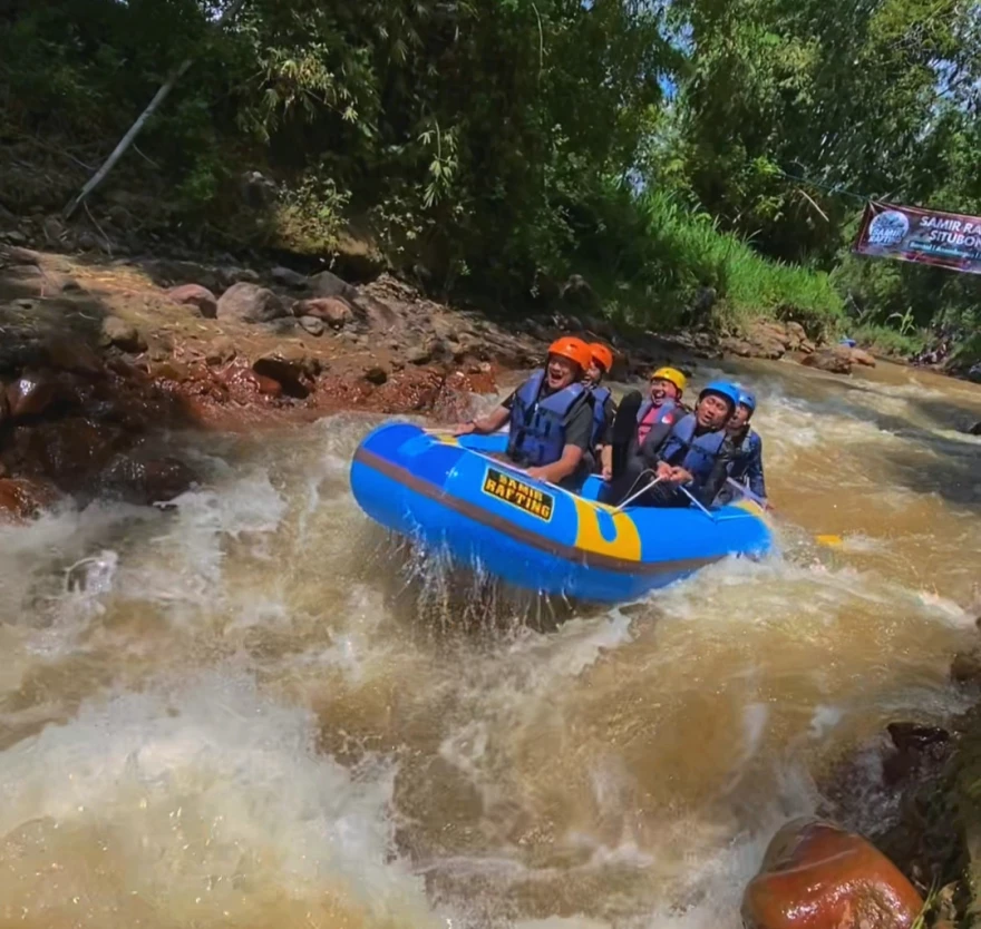 Sungai Samir : Destinasi Rafting Sehat dari Lereng Kawah Asam Gunung Ijen